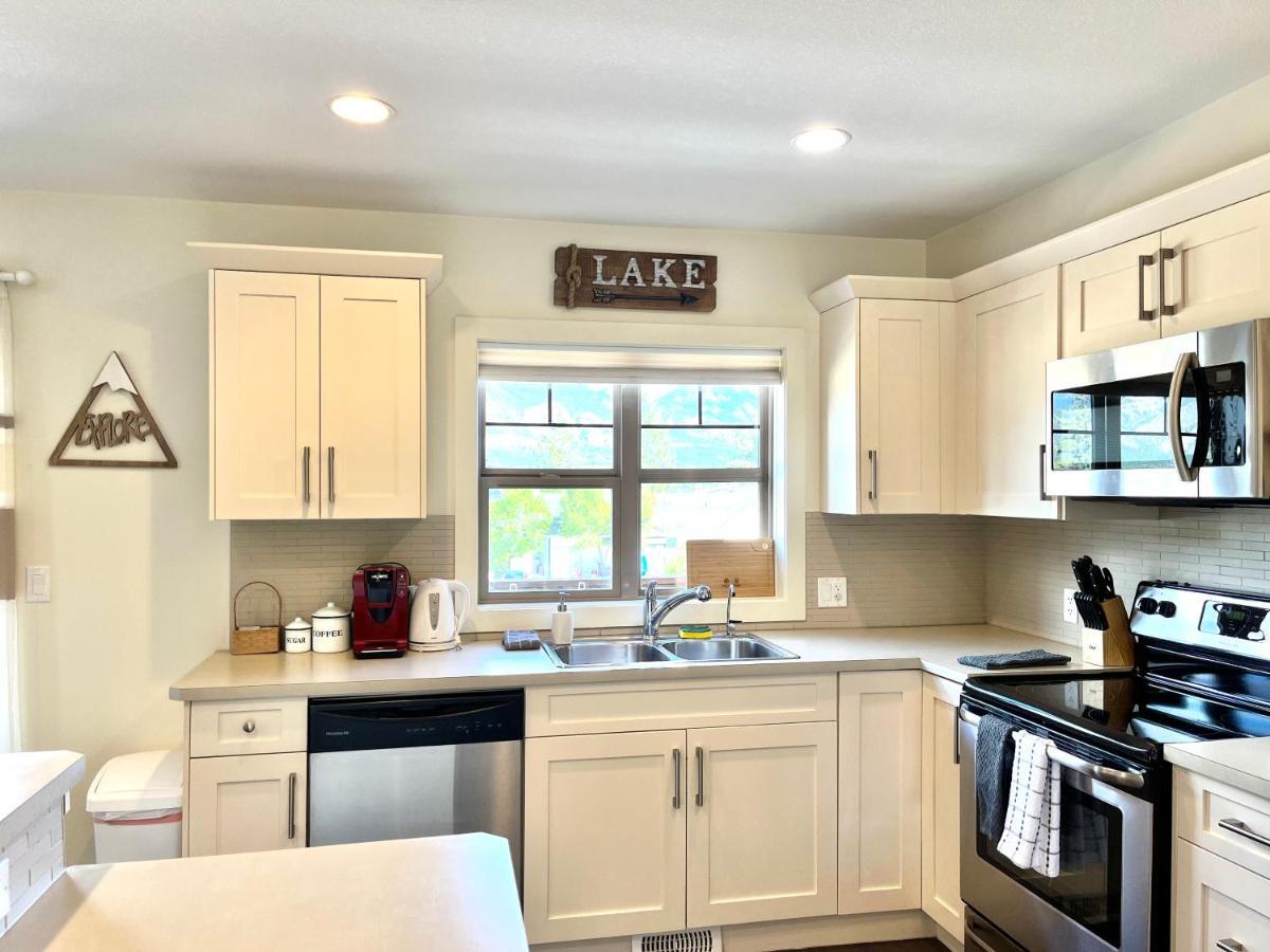 Perfect Base Invermere 3Bd Townhouse Mt Views With Garage Exterior photo